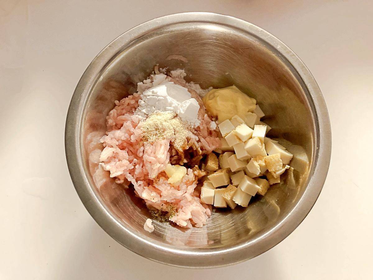 ボウルに材料を入れた様子