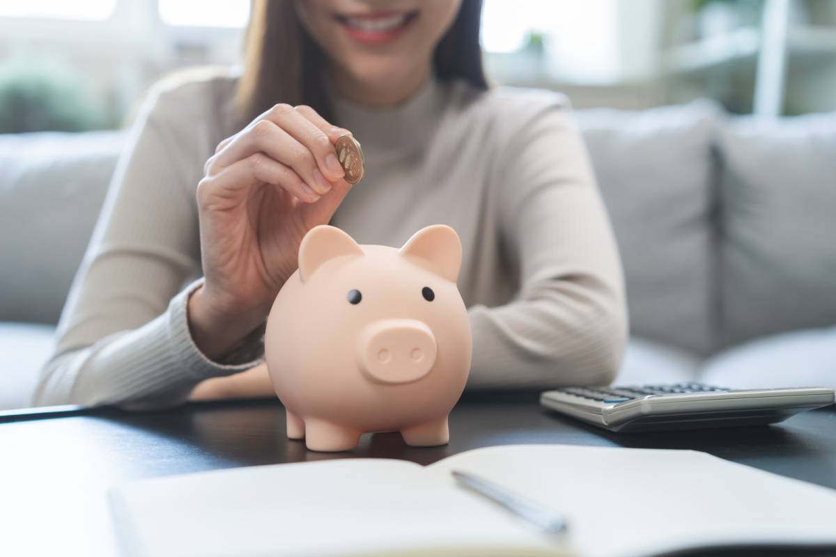 貯金をする女性