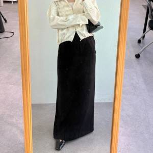 【2025年9月】50代はこう着て！初秋に着痩せする黒スカートコーデ5選