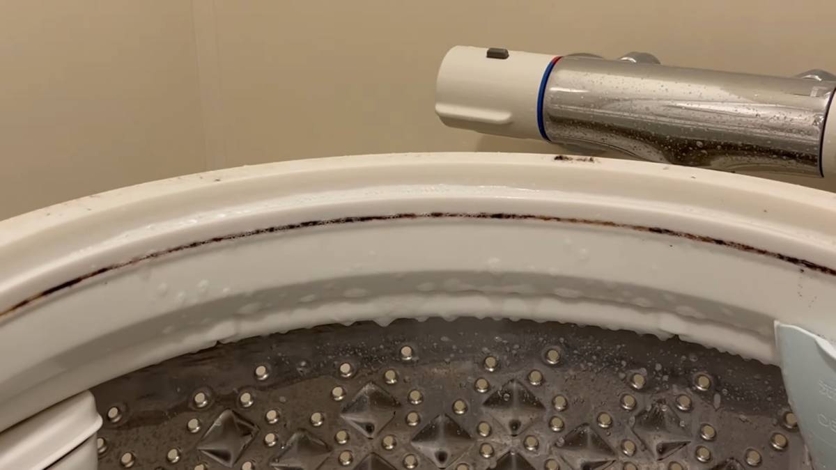 カビ汚れの落とし方①塩素系洗剤を使う