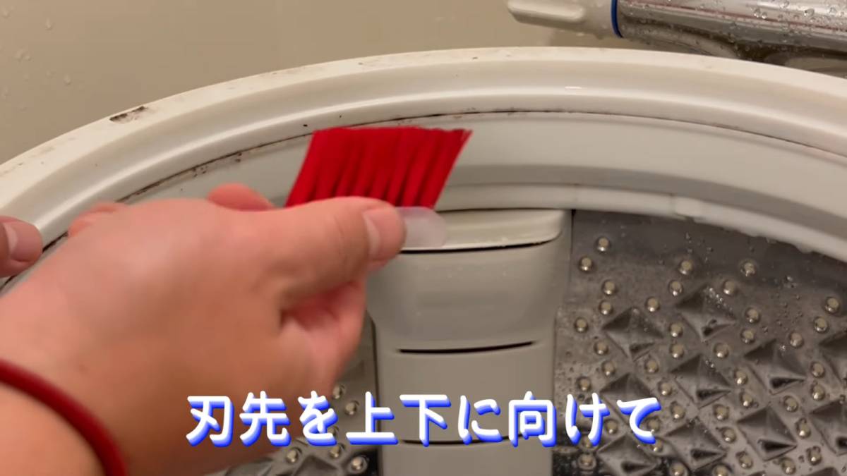 カビ汚れの落とし方③ブラシで汚れを掻き出す