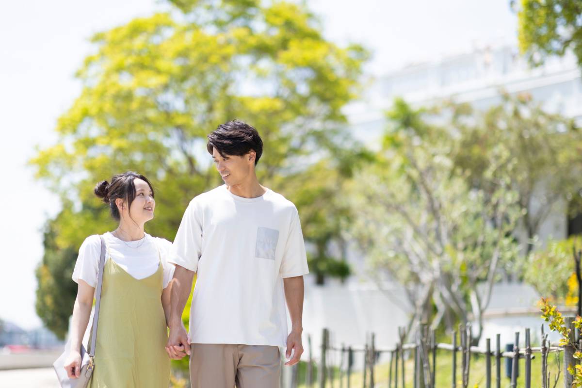 手をつないで歩くカップル