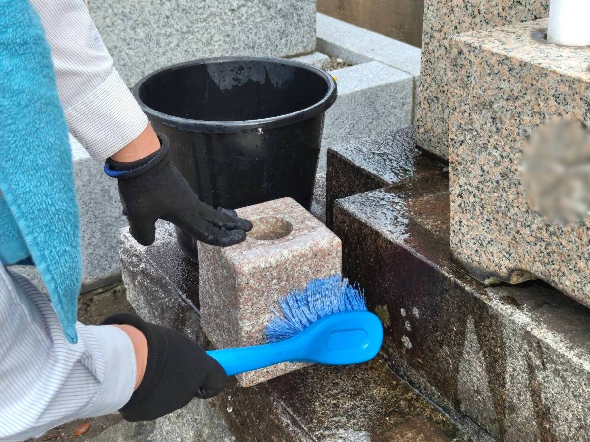 お墓に水をかけすぎるのは逆効果？やりがちな失敗