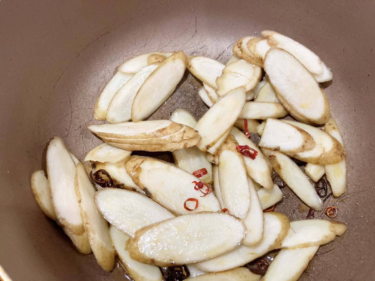 ごぼうを炒める
