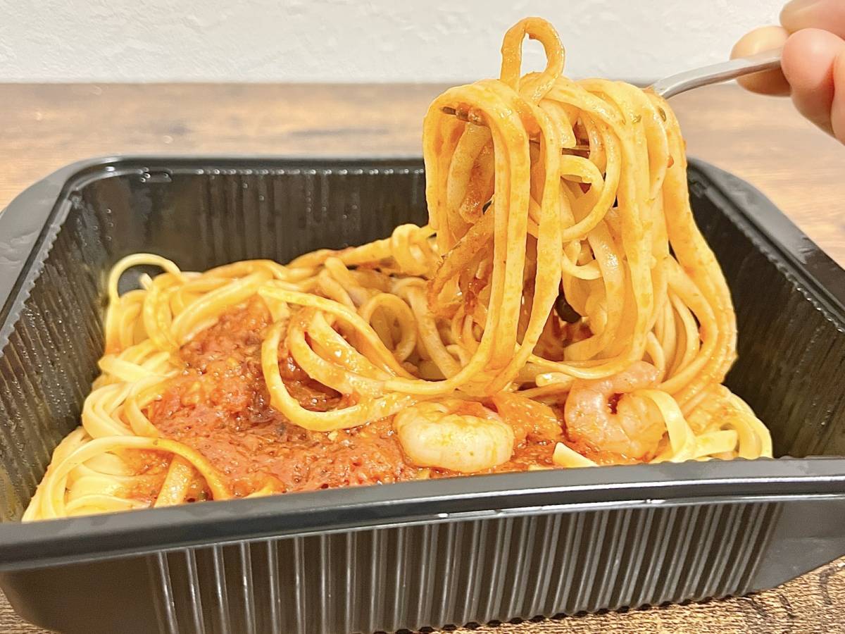 平たいパスタはモチモチ！