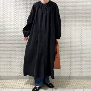【2025年10月】センスいい人は、初秋こう着る！黒ワンピースコーデ5選