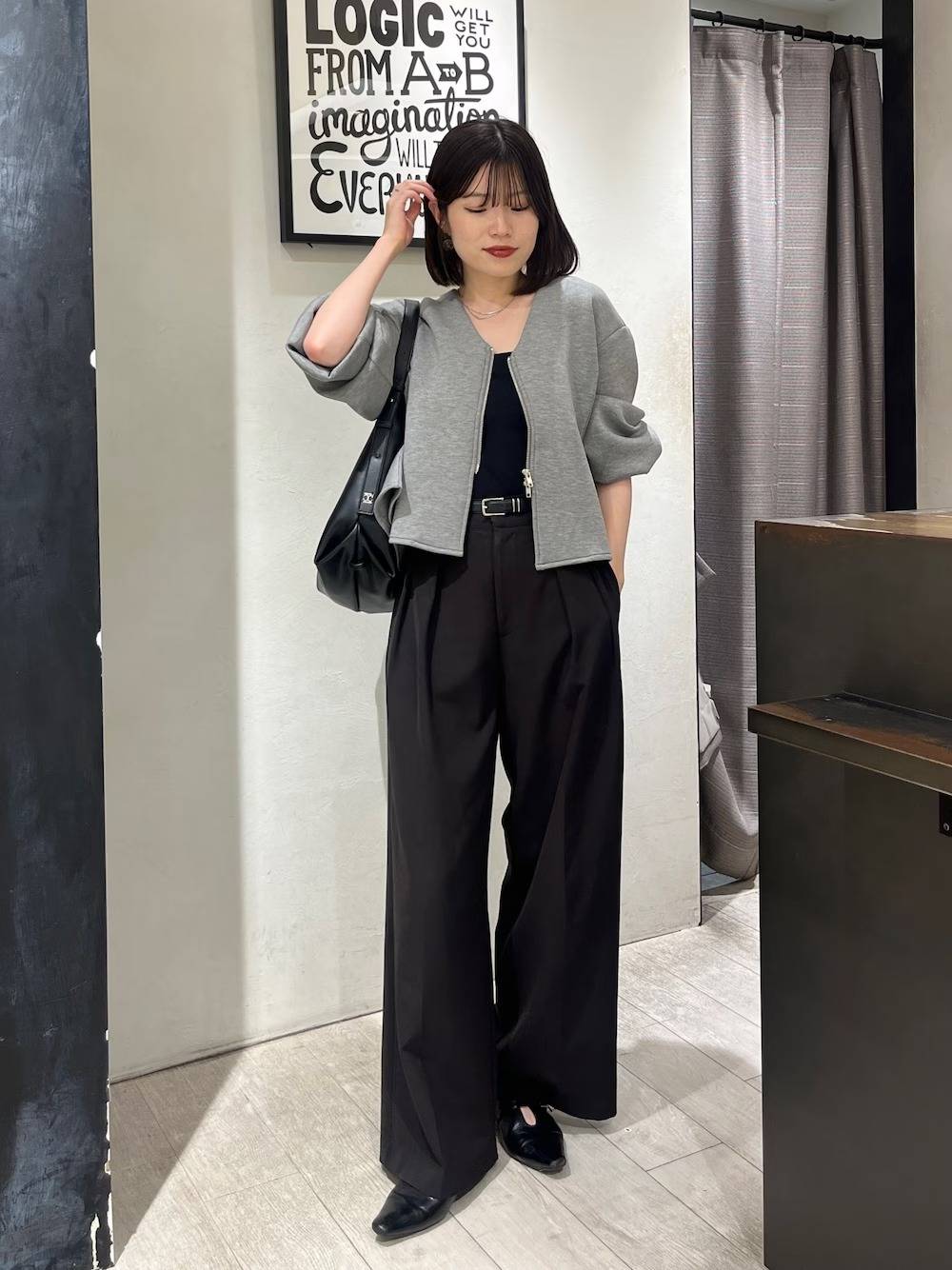 グレー×黒の濃色コーデ
