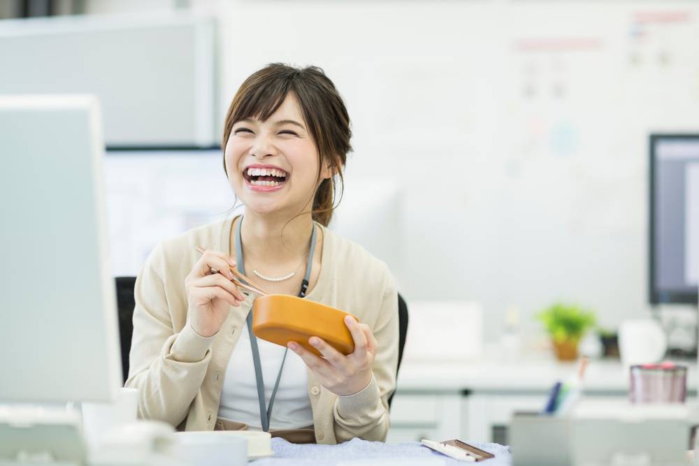 お弁当を食べる女性