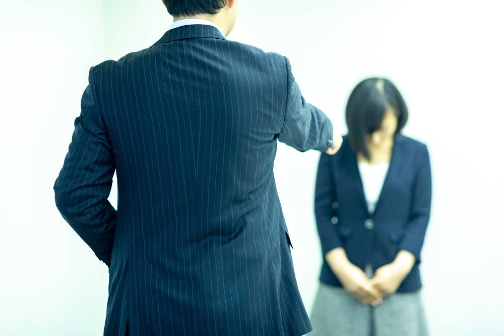 怒られる女性