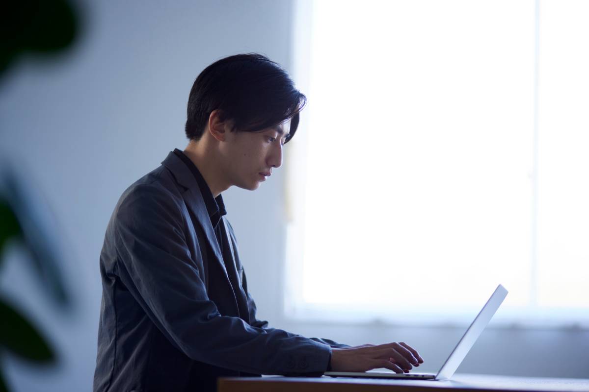 仕事をしている男性