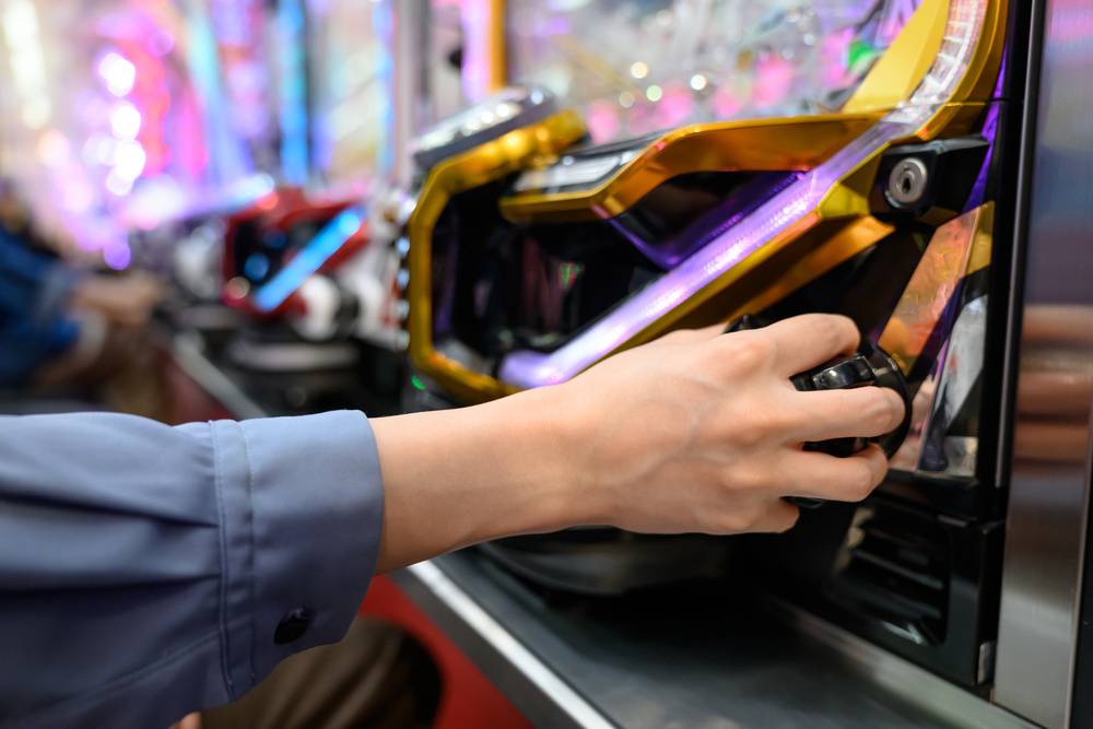 パチンコする人の手元