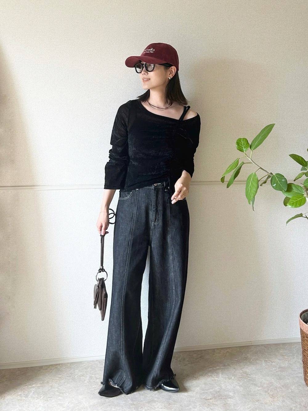 ワンショルトップスで肌見せをする♡