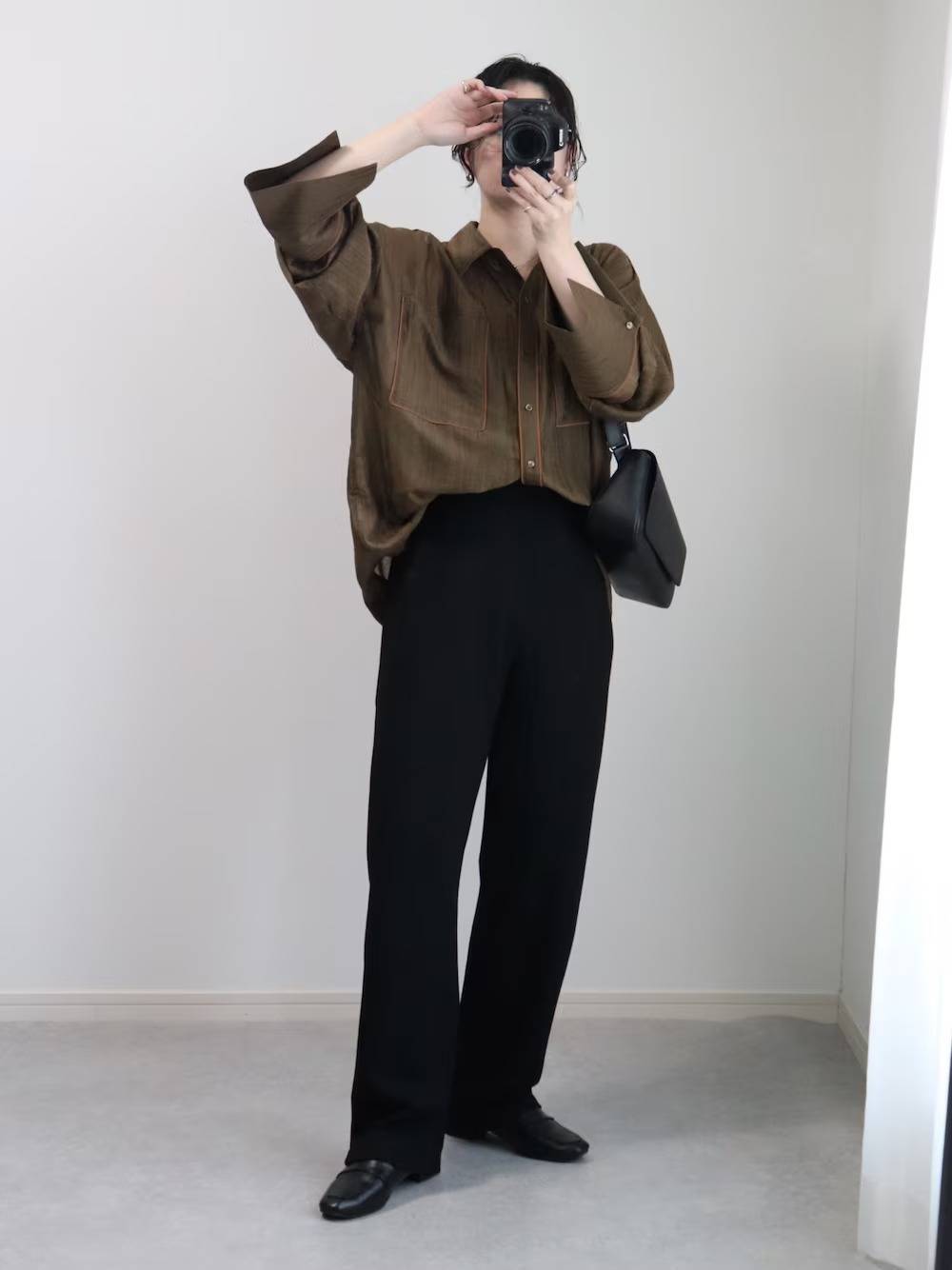 フロントだけパンツのウエストにタックインする！
