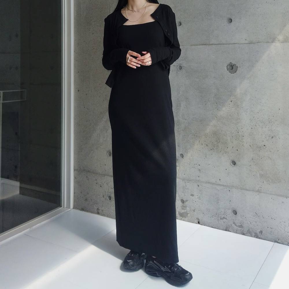 オールブラックコーデの女性