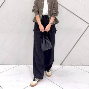【2025年10月】最高に垢抜ける……。50代におすすめの黒パンツコーデ5選