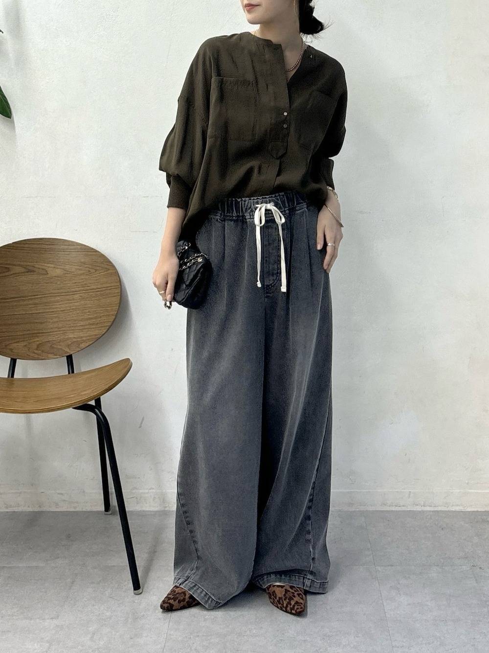 キーネックシャツ×ワイドデニムパンツ