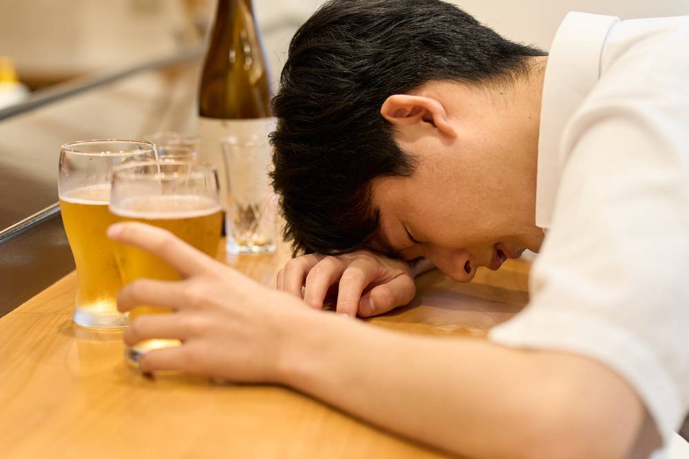 泥酔する男