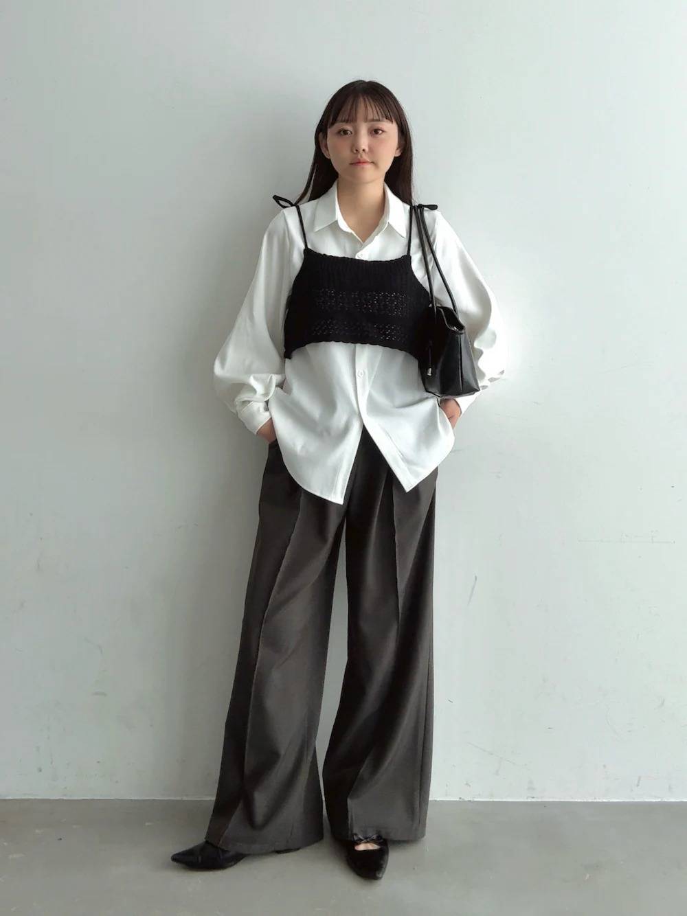 シャツ×ビスチェの重ね着が◎