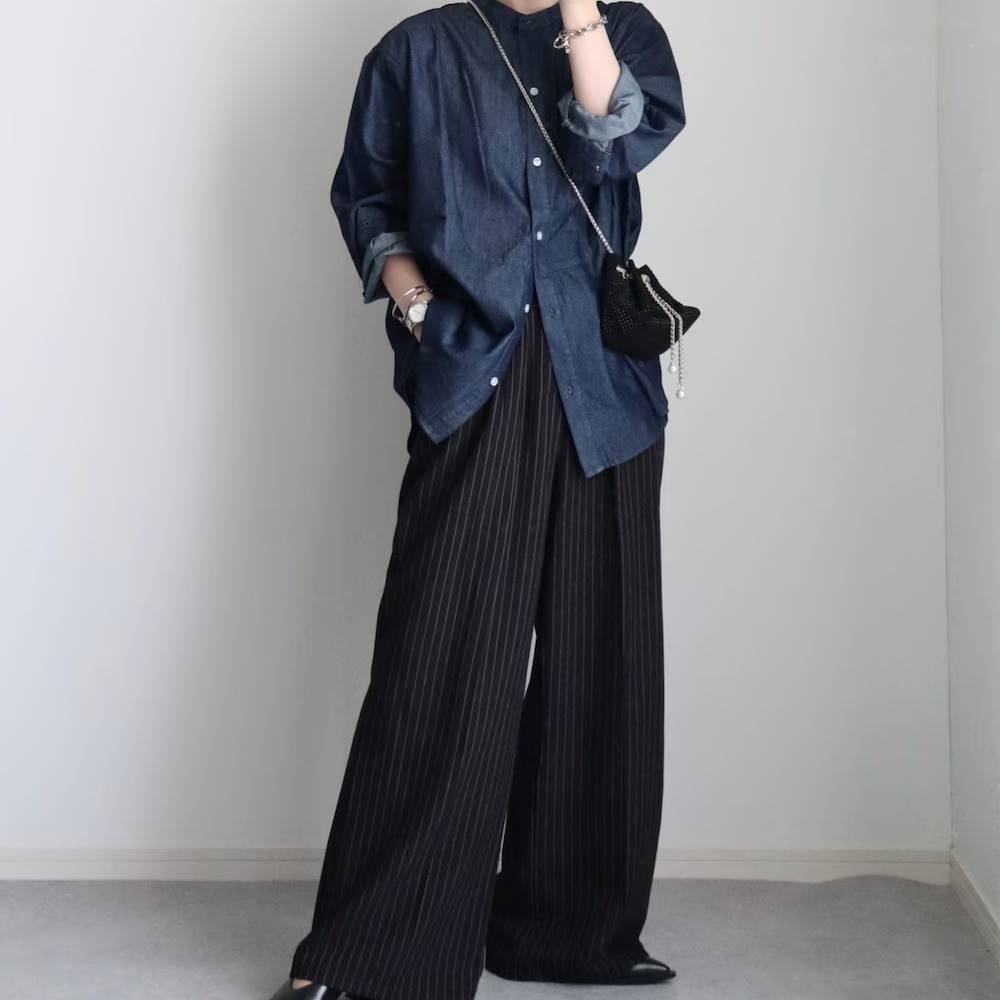 デニムシャツにワイドパンツを合わせた女性