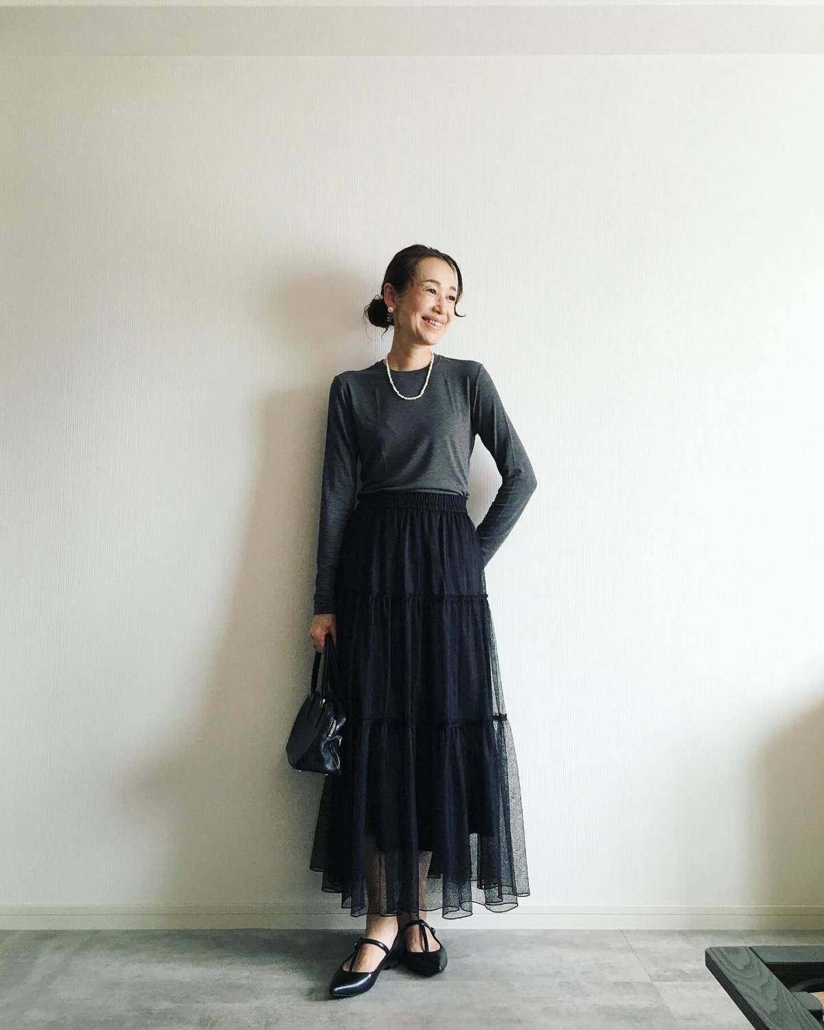 素材感の差を意識したオールブラックコーデ