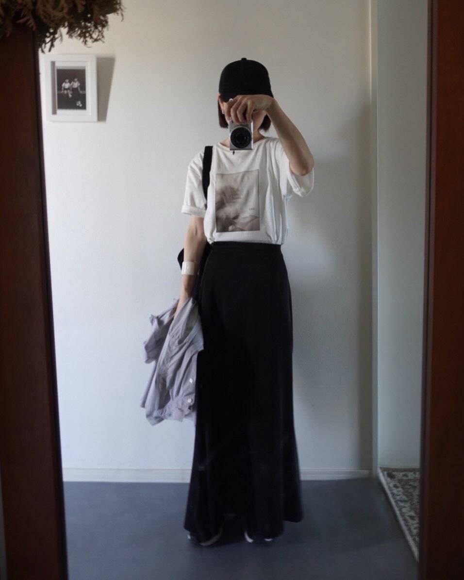 プリントTシャツを合わせたモノトーンコーデ