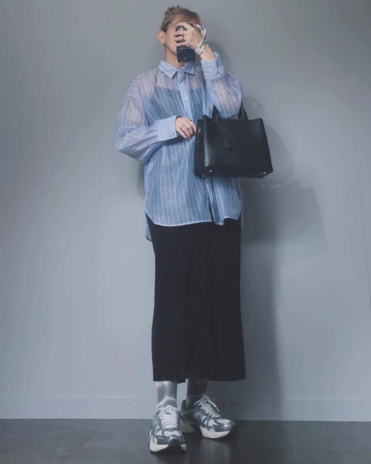 シアーストライプ柄のシャツを合わせる♪