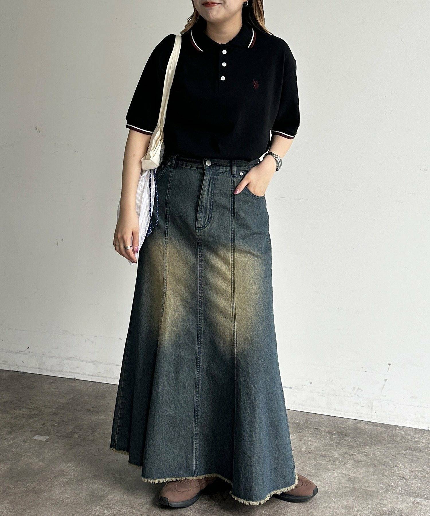 黒ポロシャツのレディースコーデ