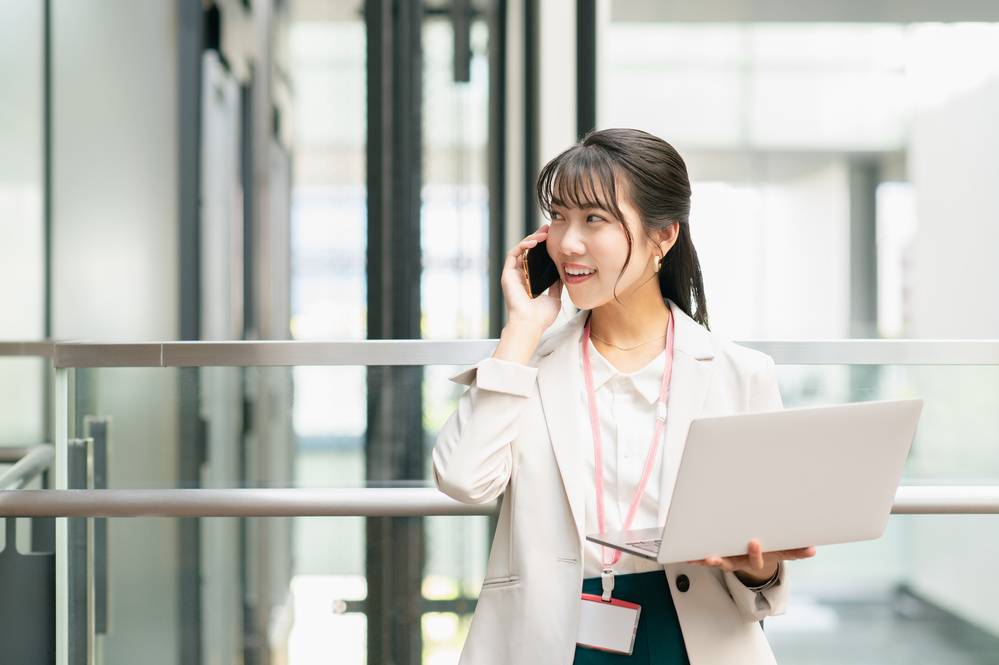 電話する女性