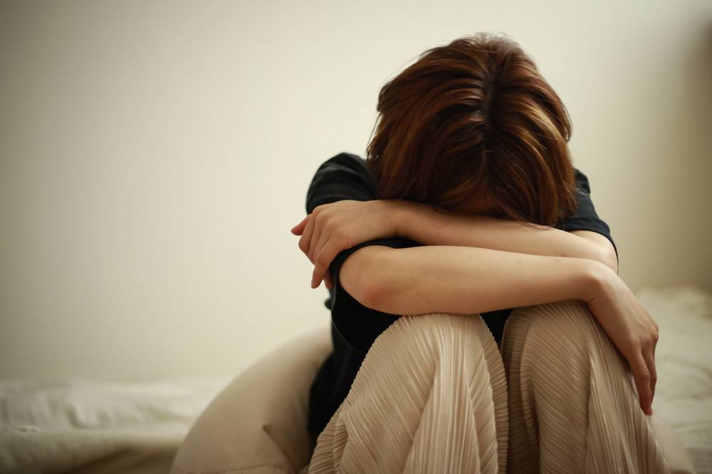 落ち込む女性