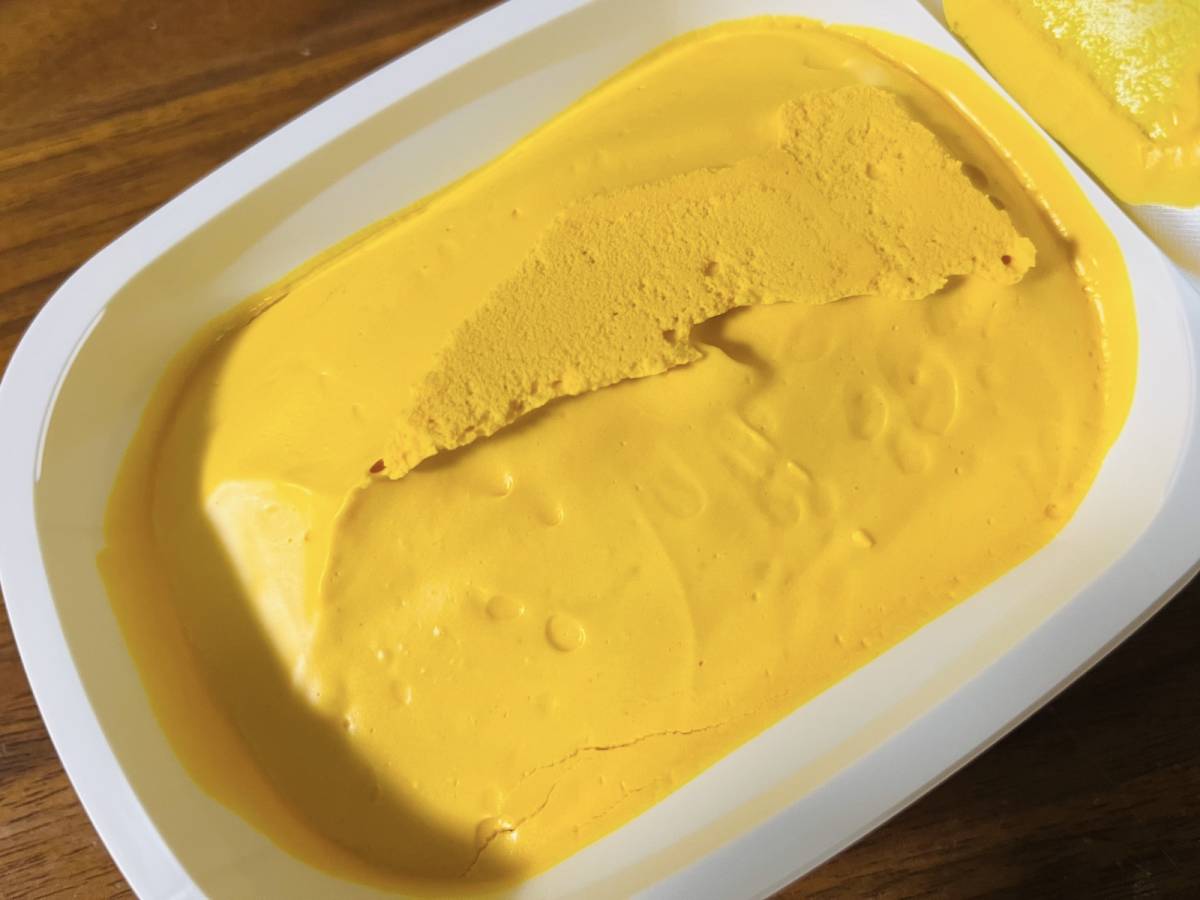 鮮やかな濃い黄色のバターがぎっしり……！