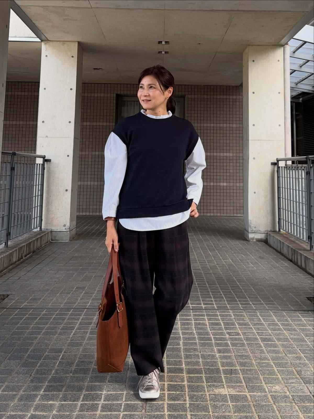 モノトーンコーデ×メタリックカラースニーカー