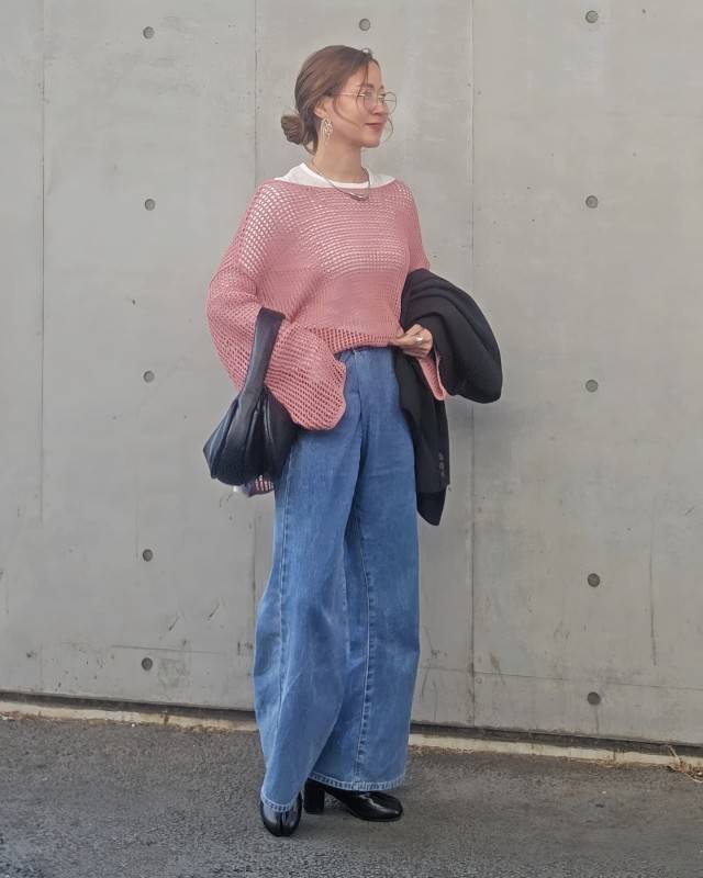 ピンクのニットをアクセントに♡