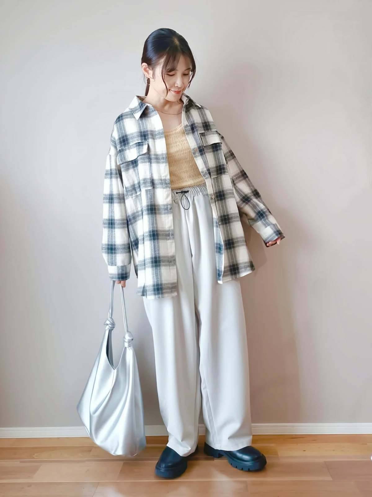 オーバーサイズのチェック柄シャツ×スウェットパンツ