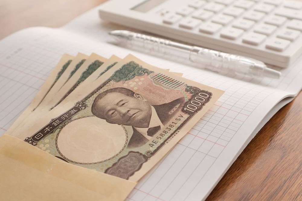 お金、ノート、電卓