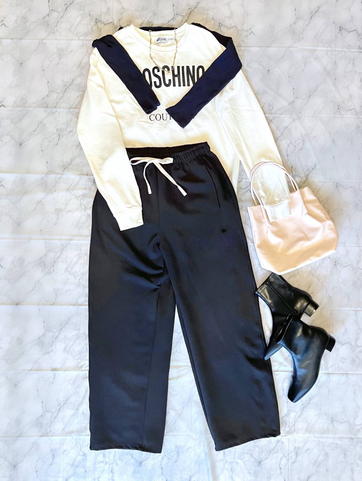 ロゴ入りトップス×スウェットパンツのショートブーツコーデ