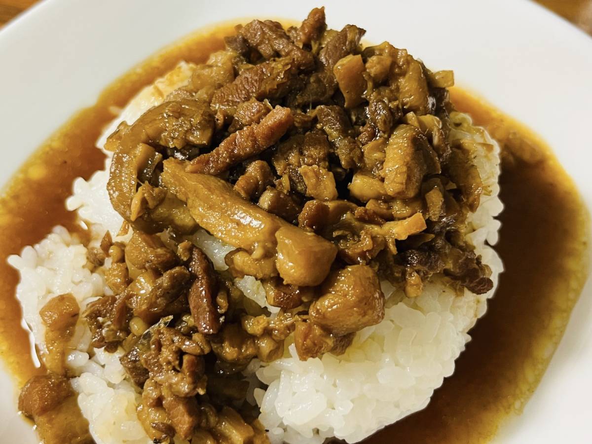 温めた商品をご飯の上にかけてみた♪