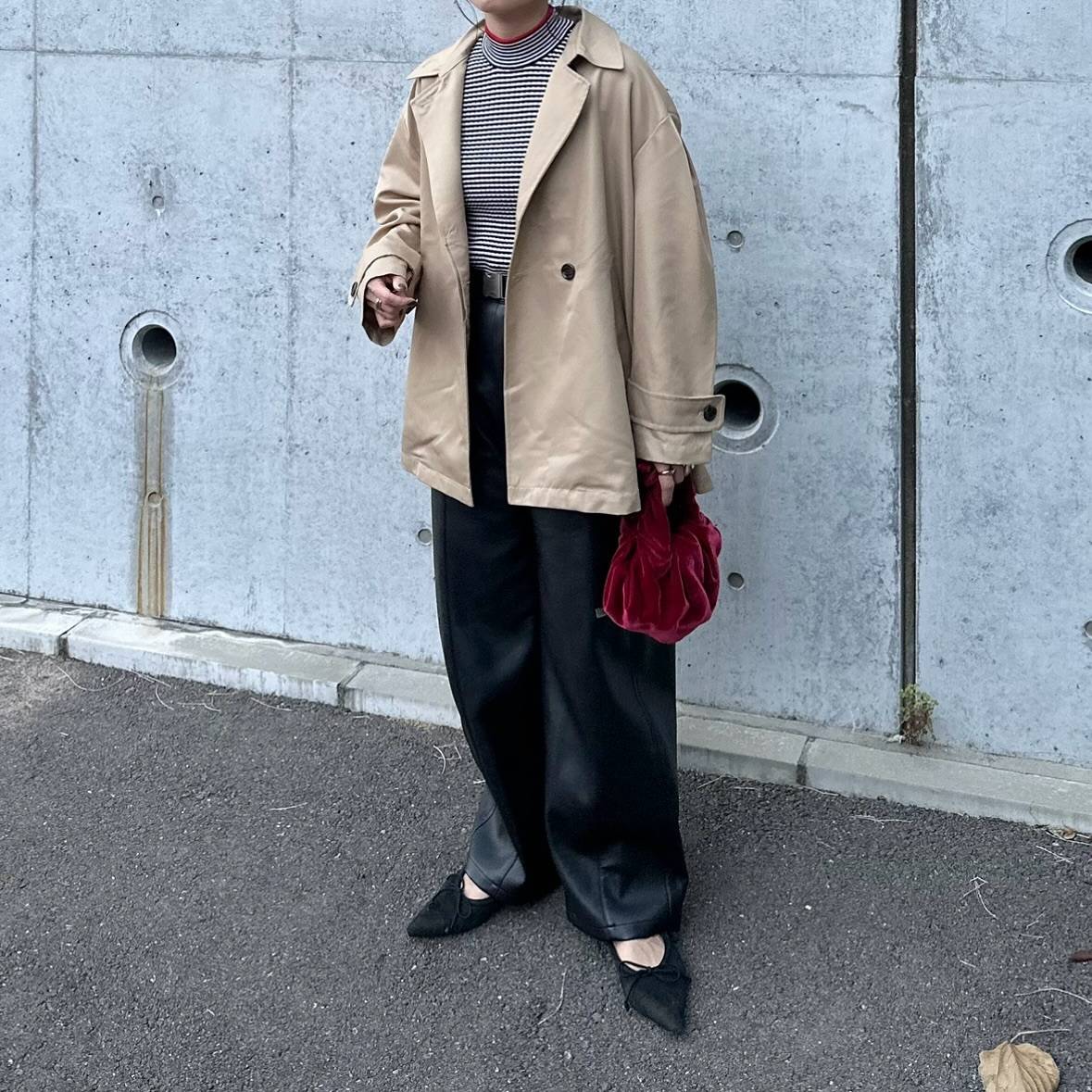 ハイネックトップス×ハーフトレンチコート