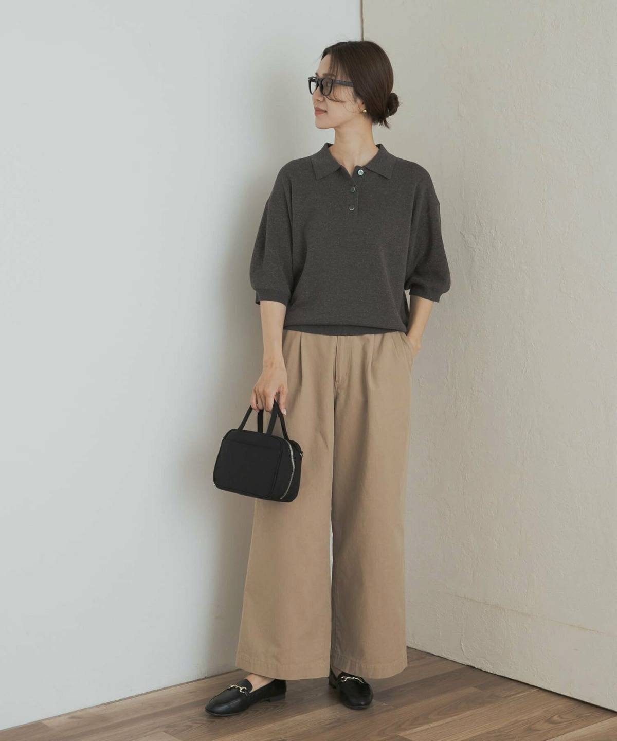 グレーのポロシャツコーデ