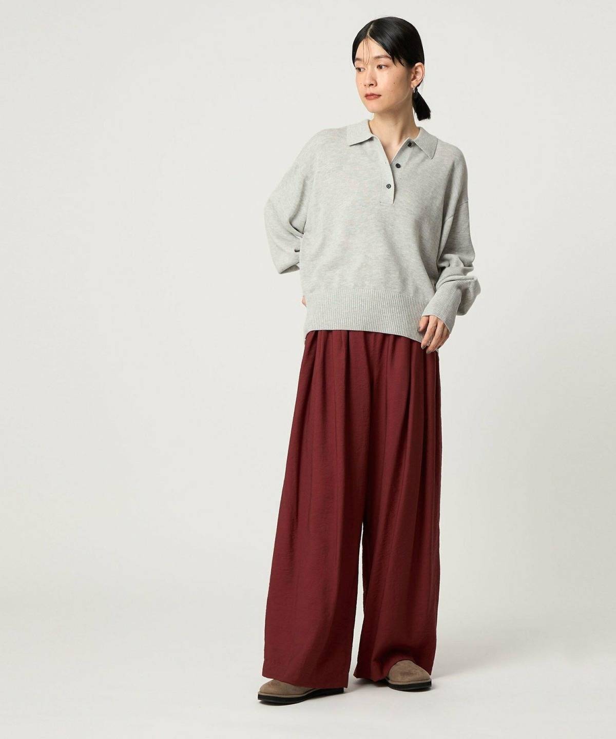 グレーのポロシャツコーデ