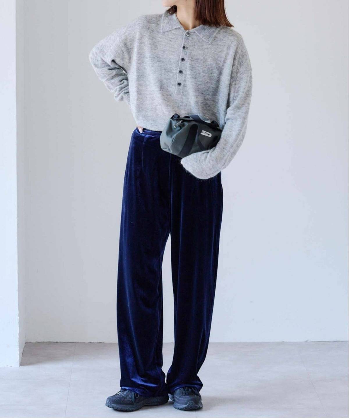 グレーのポロシャツコーデ