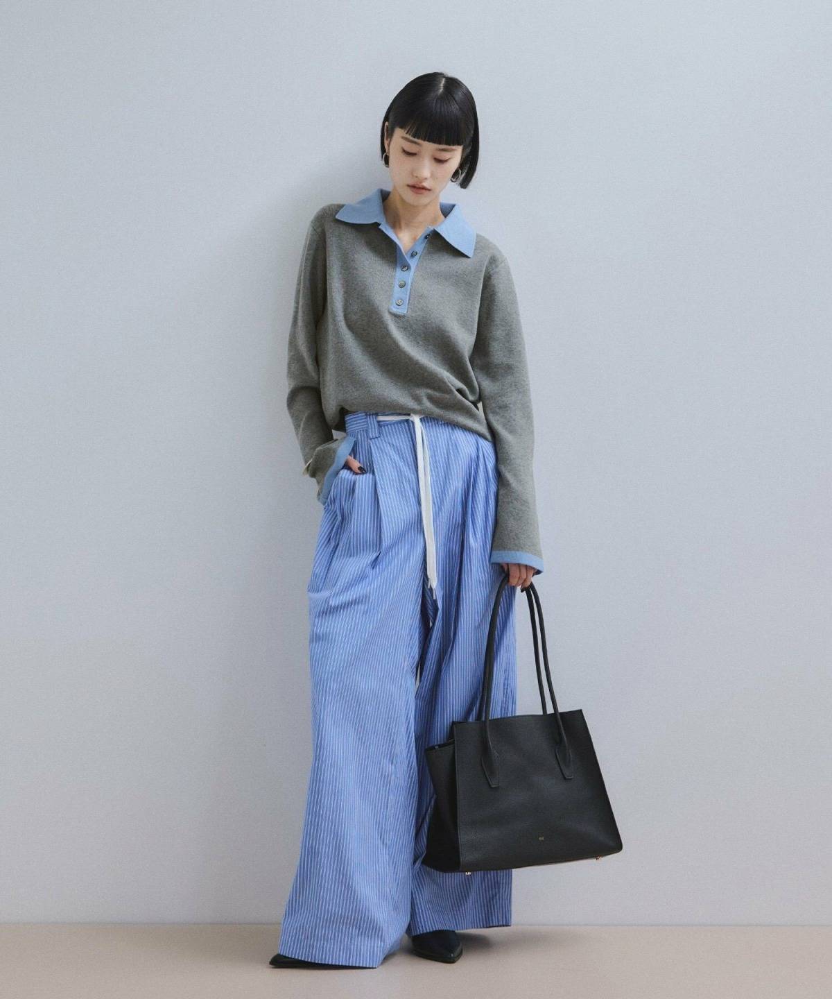 グレーのポロシャツコーデ