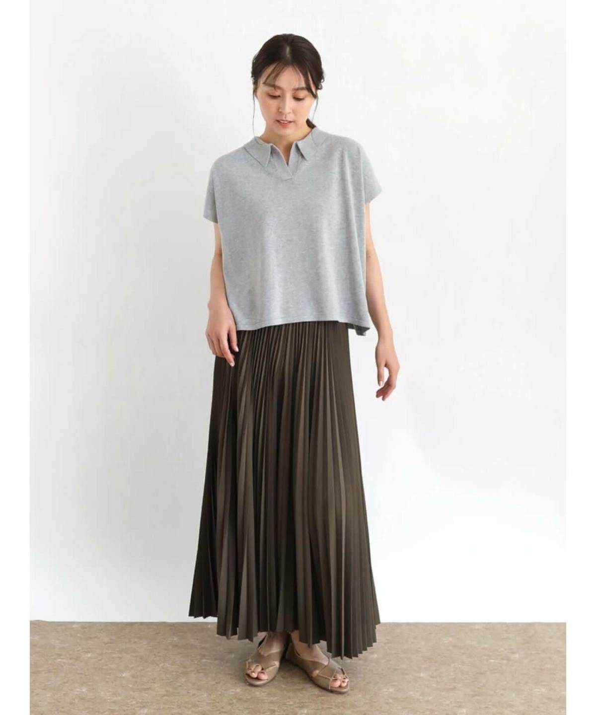 グレーのポロシャツコーデ