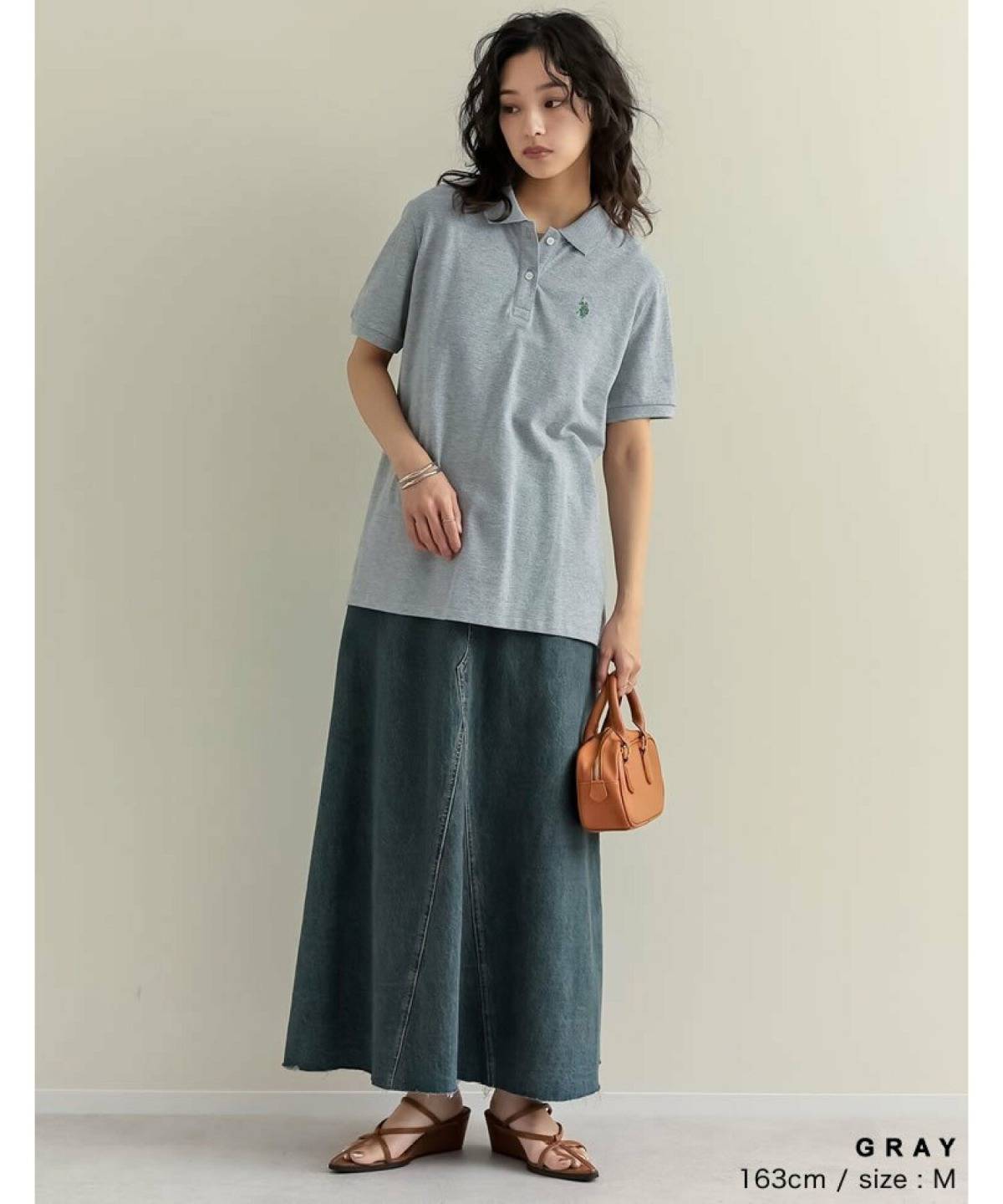 グレーのポロシャツコーデ