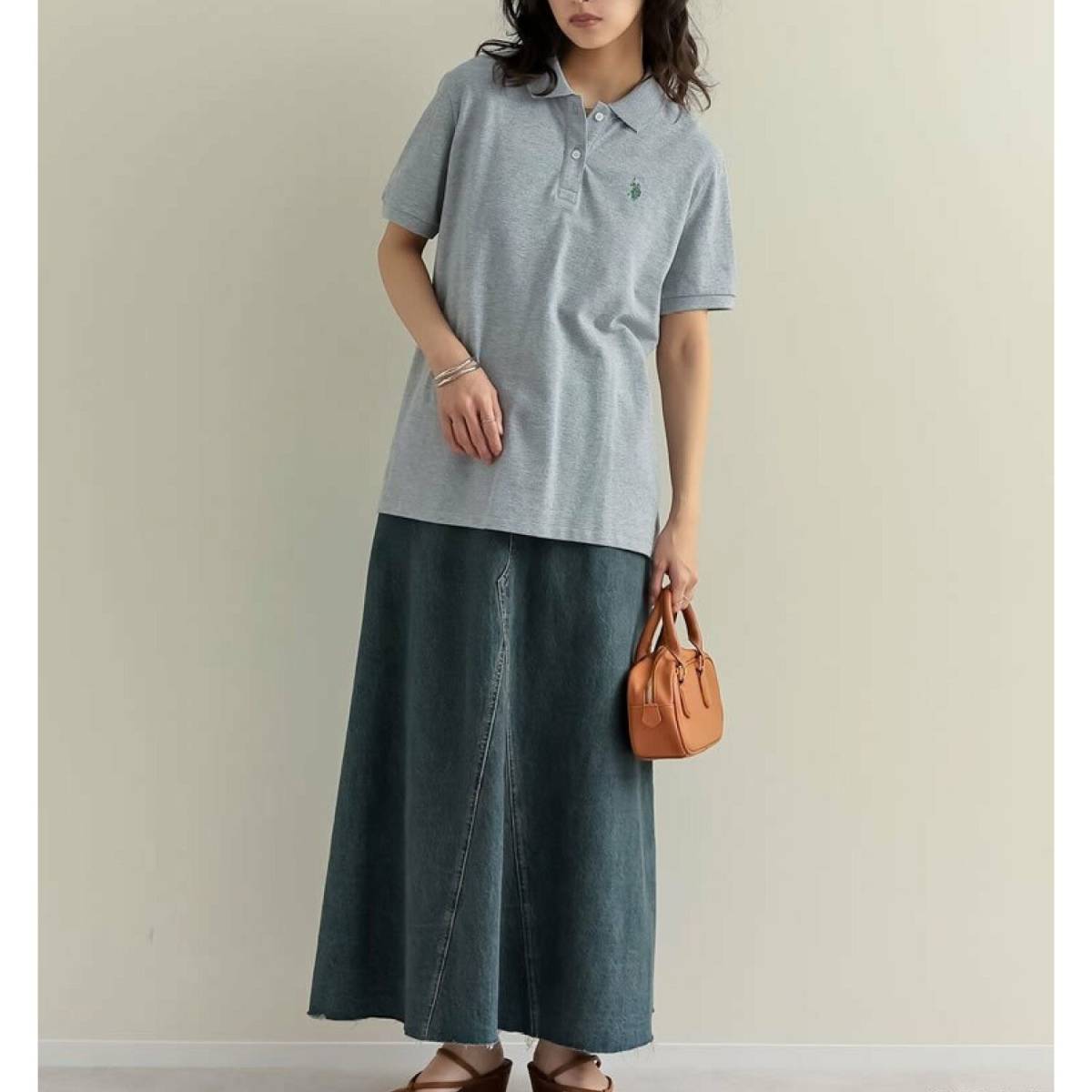 グレーのポロシャツ×デニムスカートコーデ