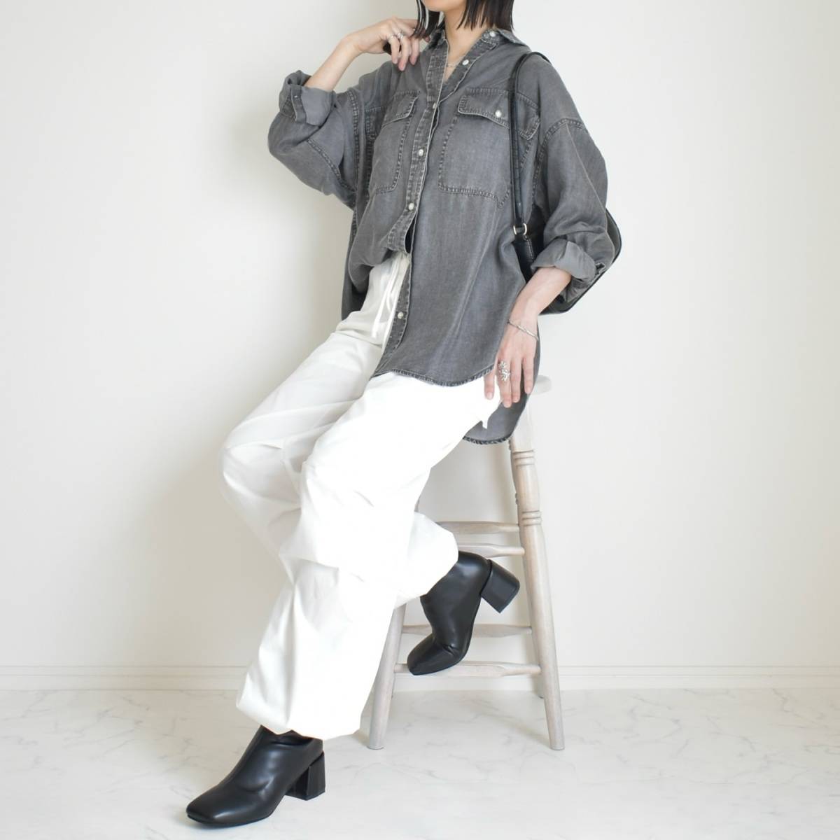 デニムシャツ×白カーゴパンツ