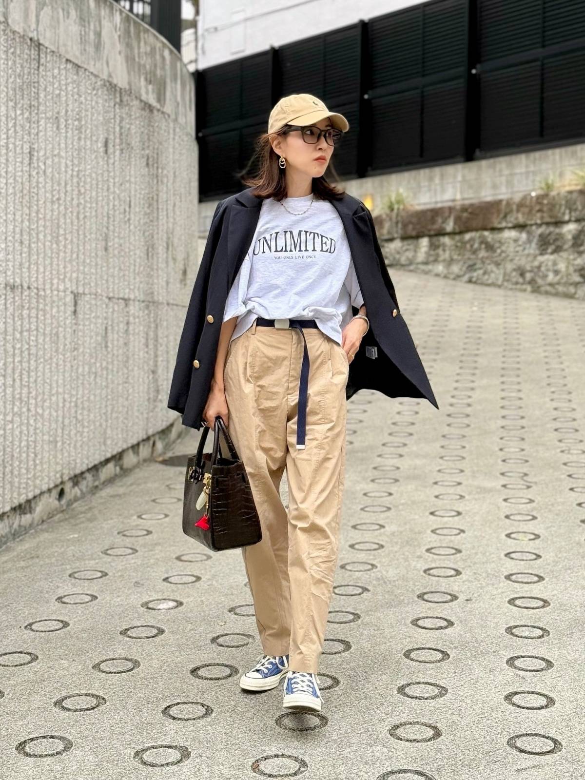 ロゴTシャツの上にジャケットを肩掛けする♪