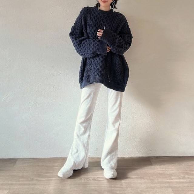 モノトーンコーデの女性