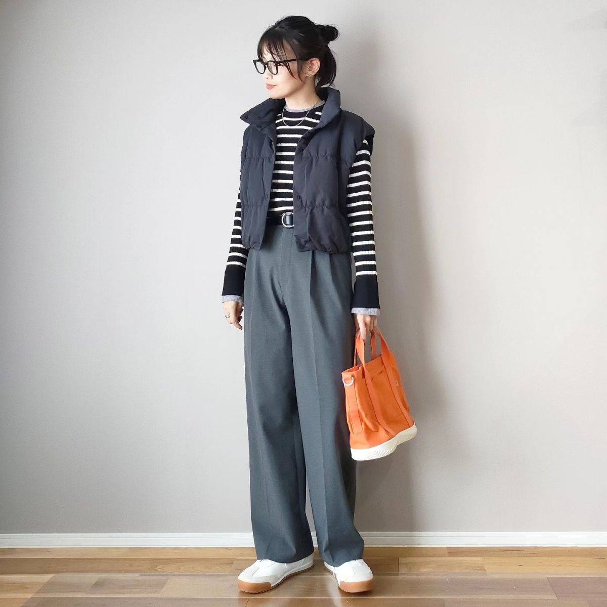 ボーダー柄トップス×ダウンベストの重ね着