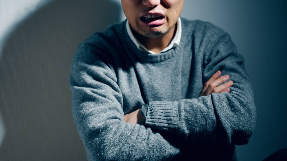 怒る男性