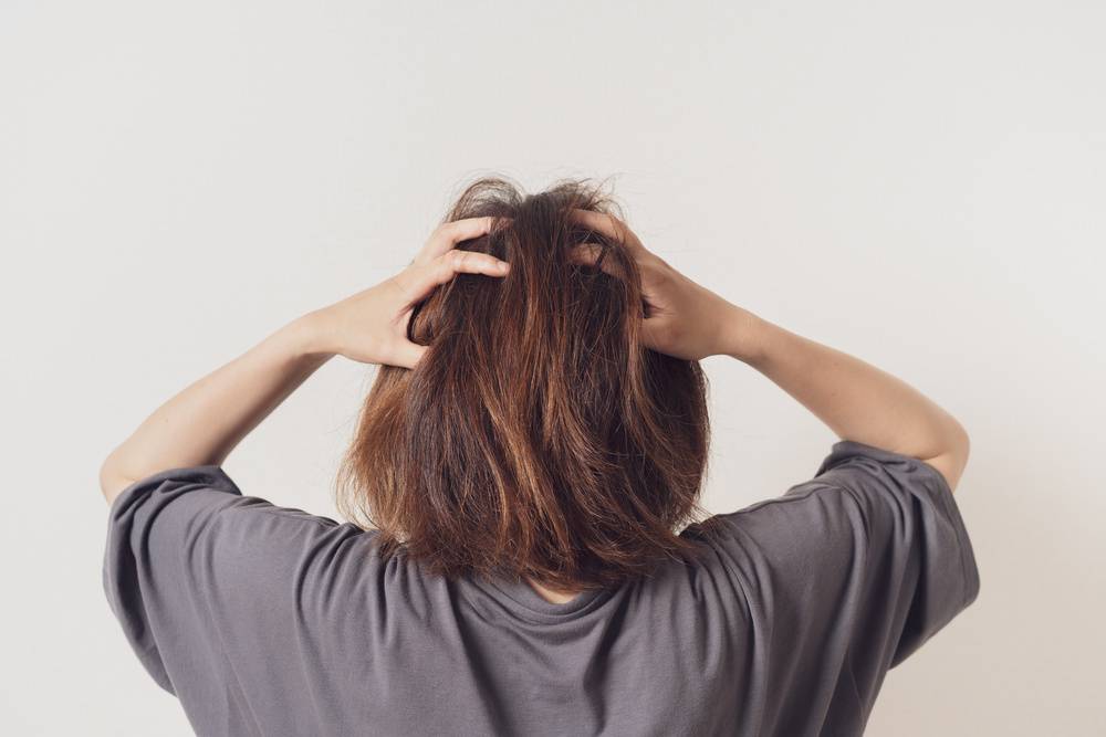 頭を抱える女性